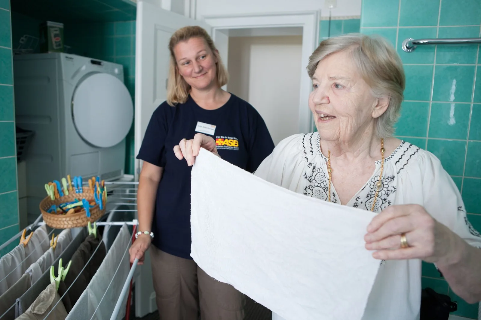 220316FotoHäuslichePflegeWaschmaschine grün Bundesverband.jpg